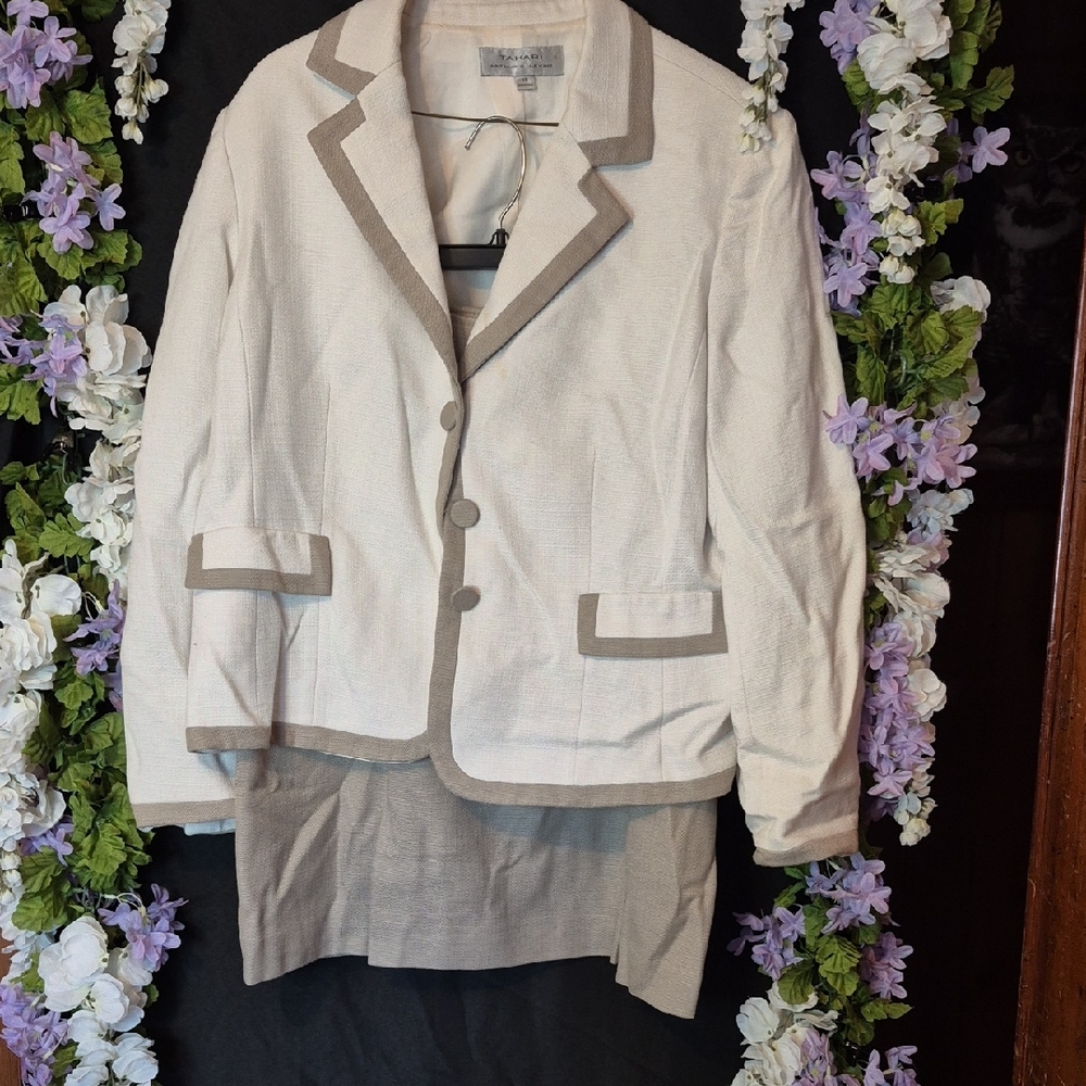 Classic Two-Tone Women’s Blazer Jacket — Cream with Taupe Trim
